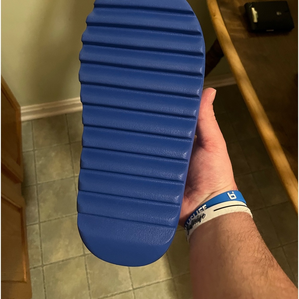 Yeezy Slides Size 11DS Rare Color-way ID4133 is the style code AZURE Blue 🚢💨 - Picture 10 of 10